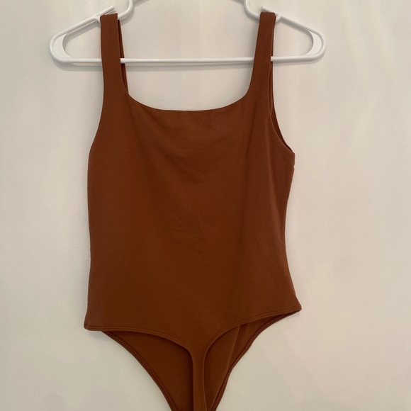 ARITZIA BABATON Contour Scoopneck Bodysuit in size Medium - Picture 4 of 4